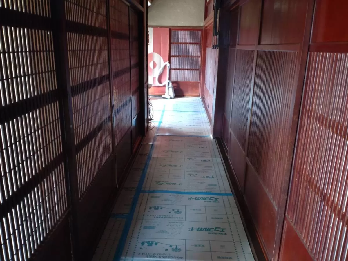 通路養生（床に傷がつかないようにしっかりと養生します。）