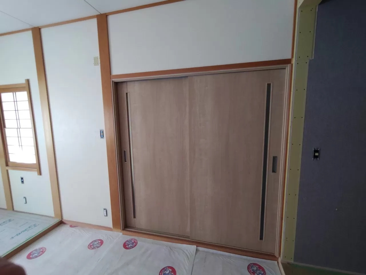 和室入口引き違い襖を既製品引き違い戸に取替