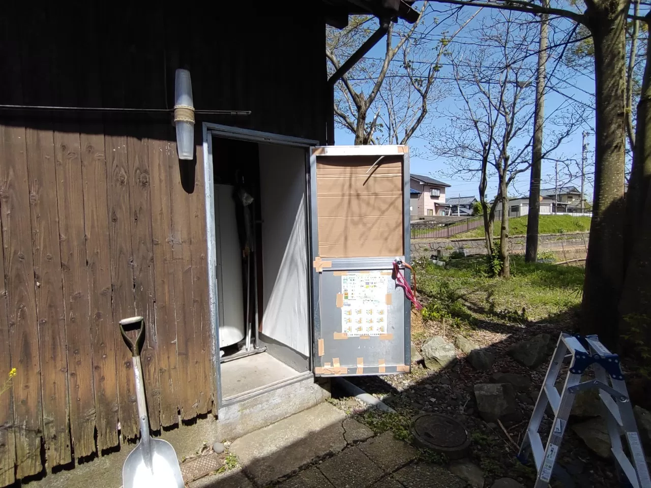 壊れた入口ドア