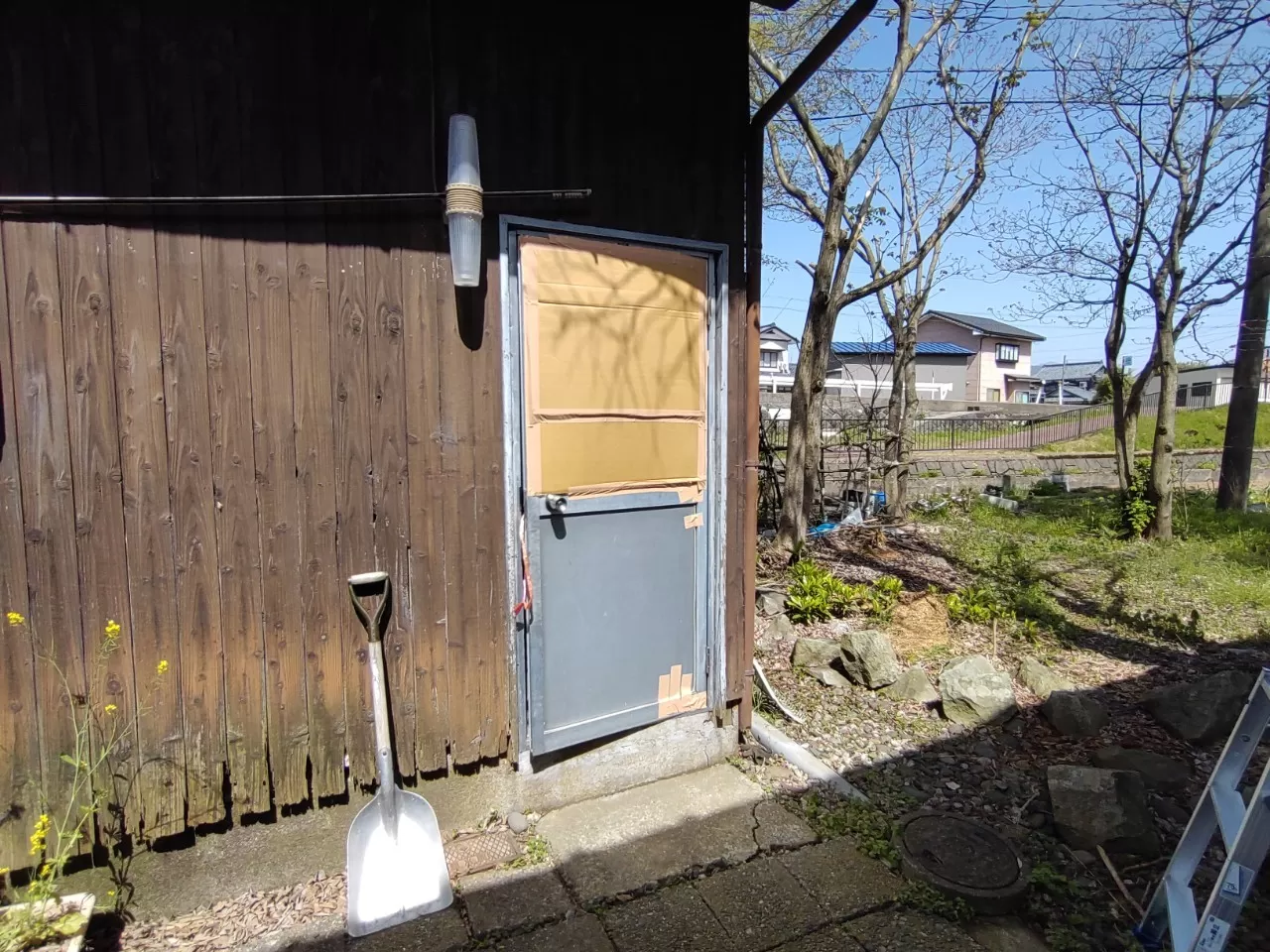 枠と扉変形しており扉が閉まらず鍵がかけられません。