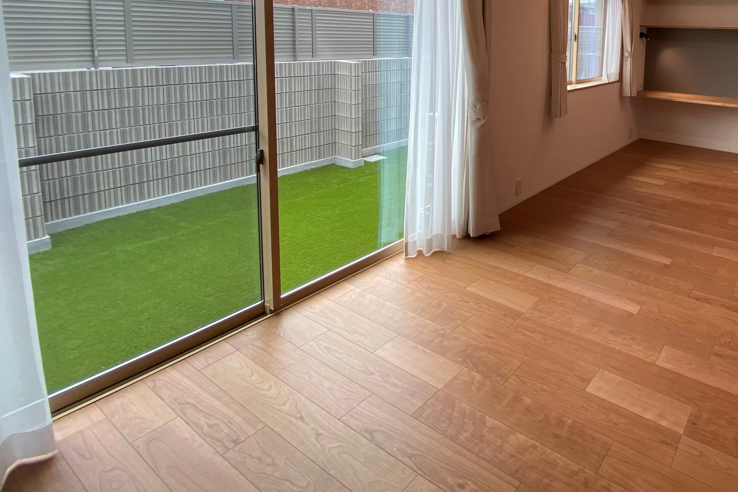 家の中から見た庭