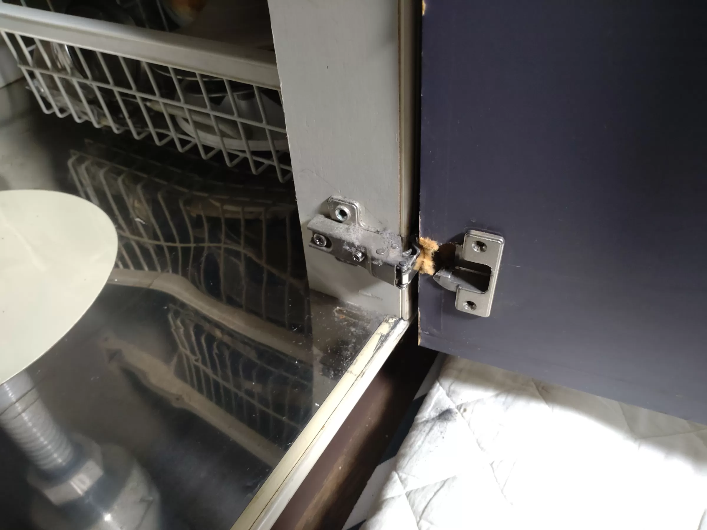 破損したｽﾗｲﾄﾞ丁番