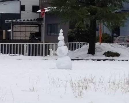 子供たちが作っていた雪の塔(？)です