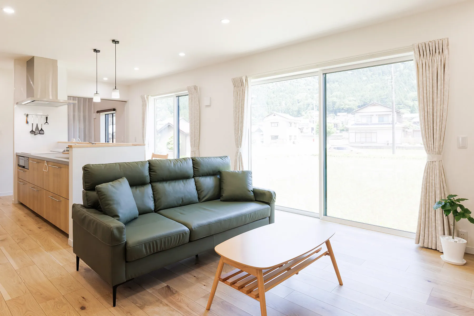 高い天井や大間口で開放感を