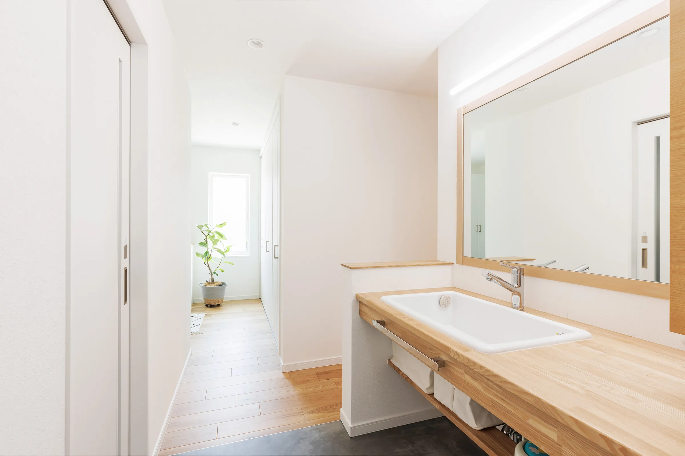 玄関そばの洗面所