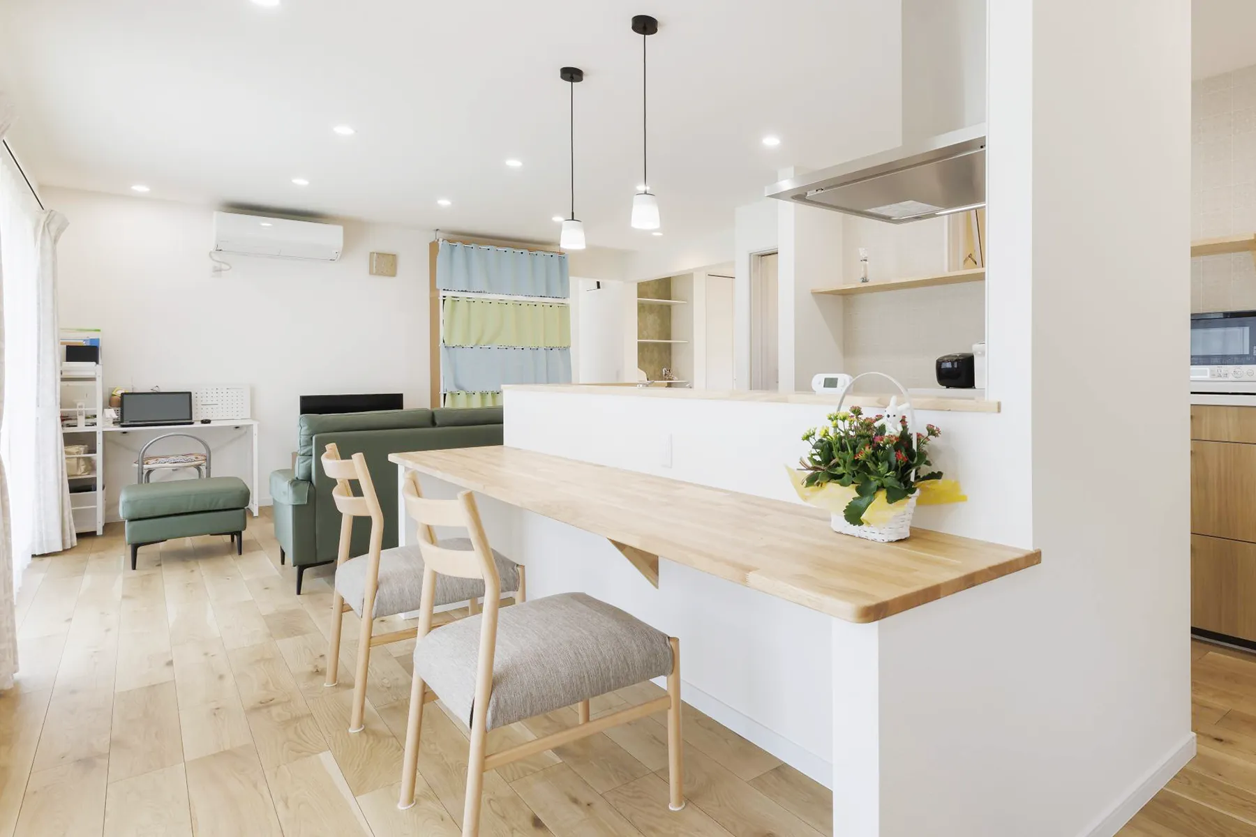 読書やテレワークに使えるカウンターデスク